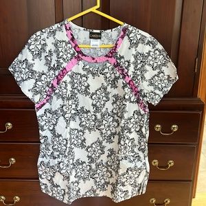 Women’s scrub top with pockets
